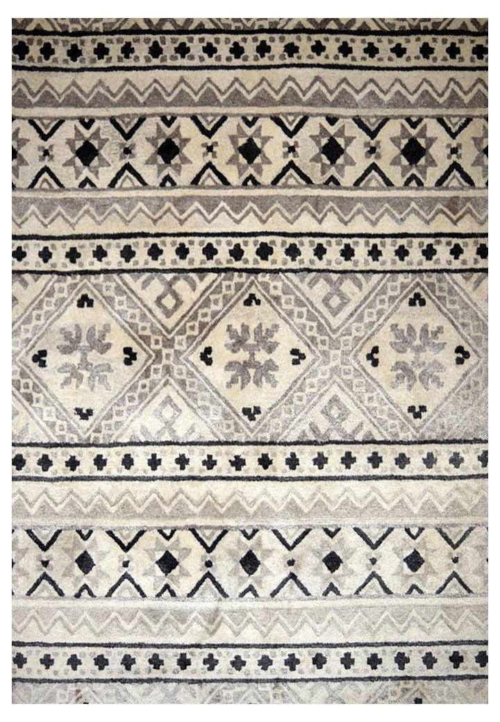 Hand-tufted wool carpet in  Antiques design, crafted with 100% handmade process using natural fibers, featuring vibrant geometric patterns for modern home decor.